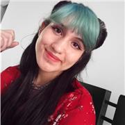 Profesora de economía y matemáticas básicas imparte clases a niños de todas las edades